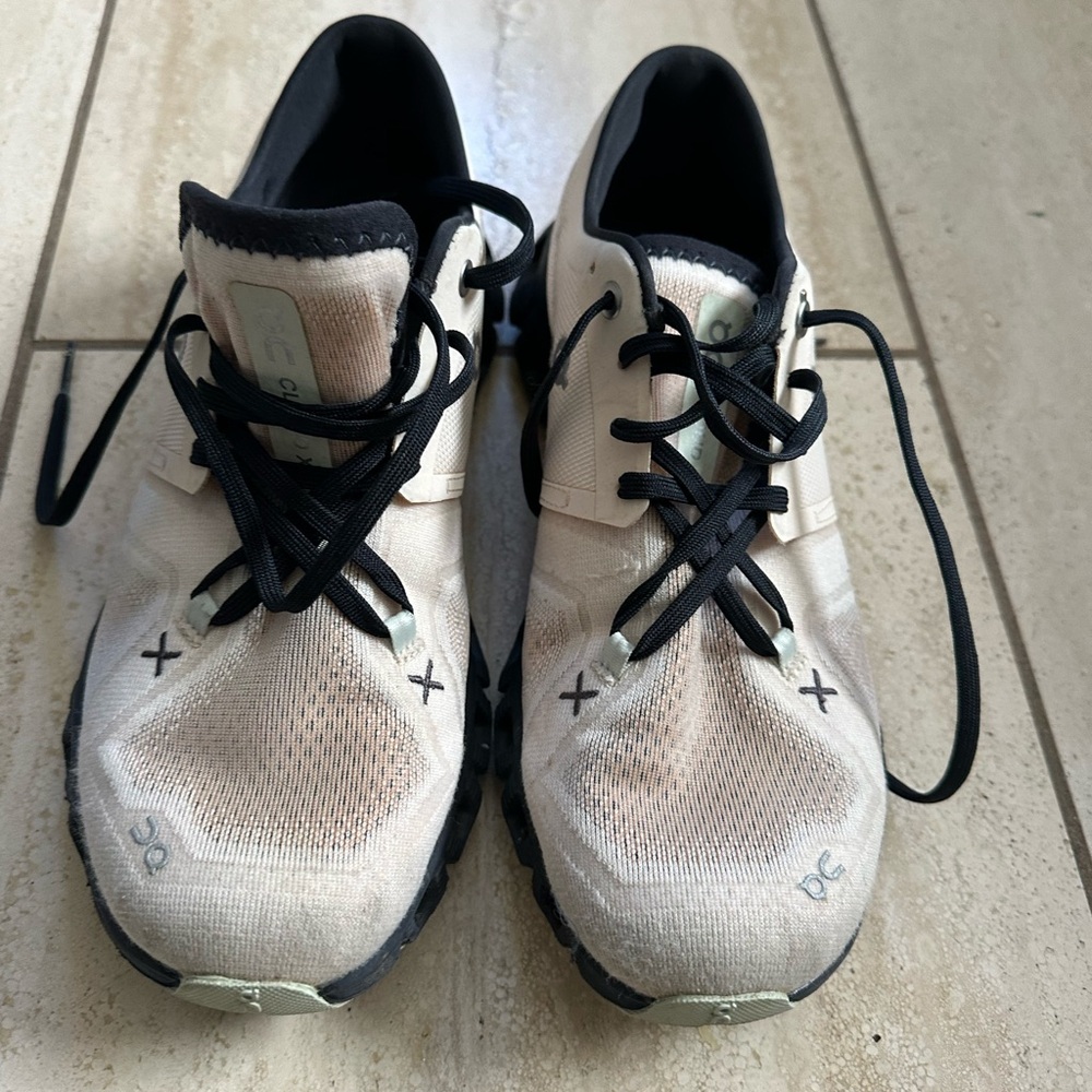 On cloud Cream and Black Shoes